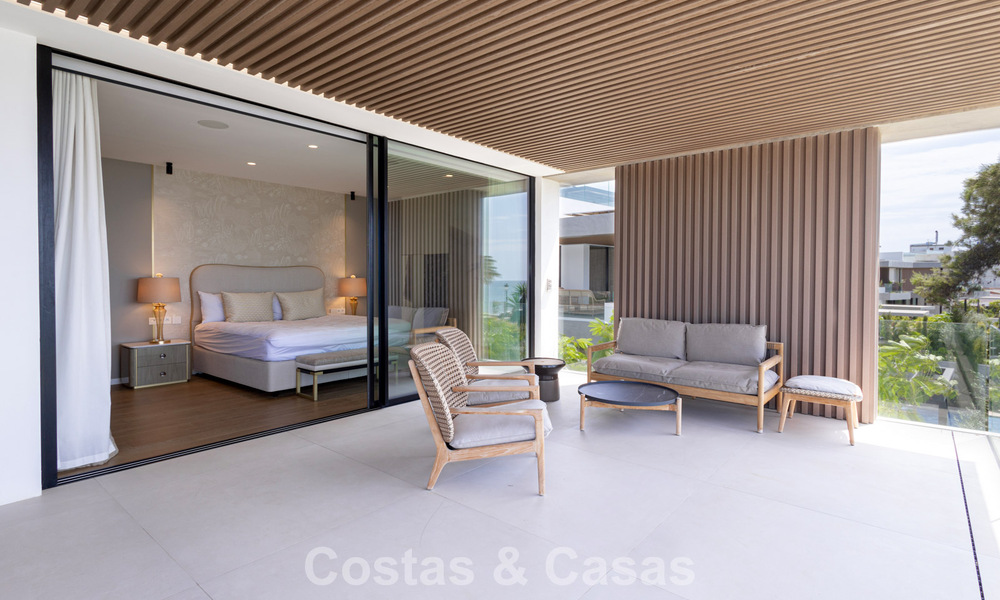 Exclusiva villa de lujo contemporánea en primera línea de playa en venta en San Pedro, Marbella 803695