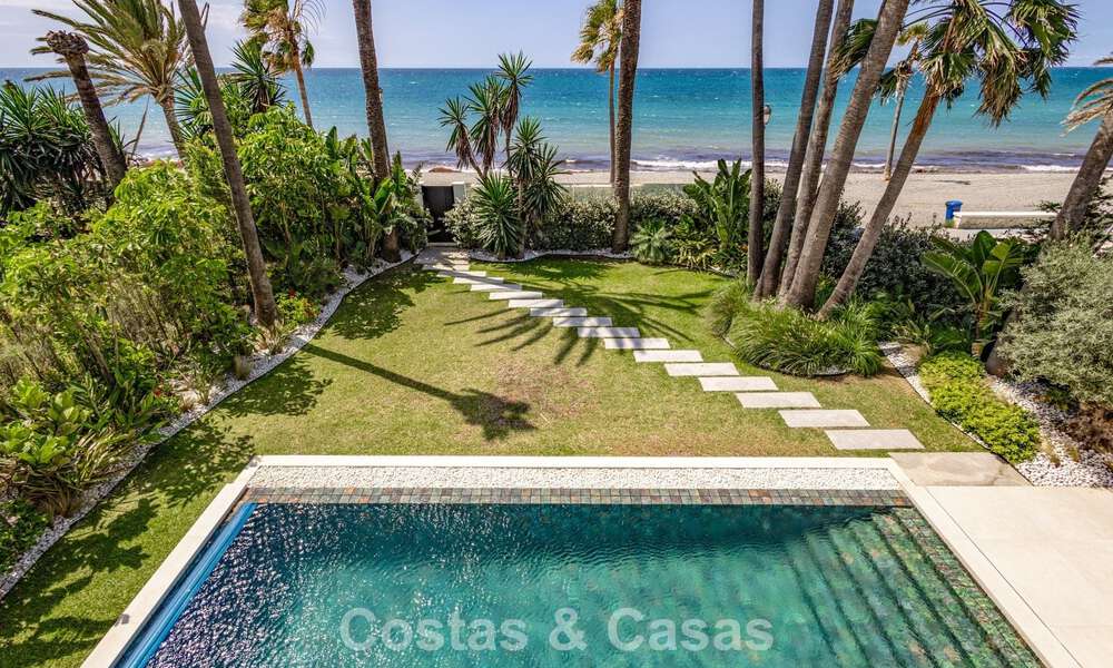 Exclusiva villa de lujo contemporánea en primera línea de playa en venta en San Pedro, Marbella 803696