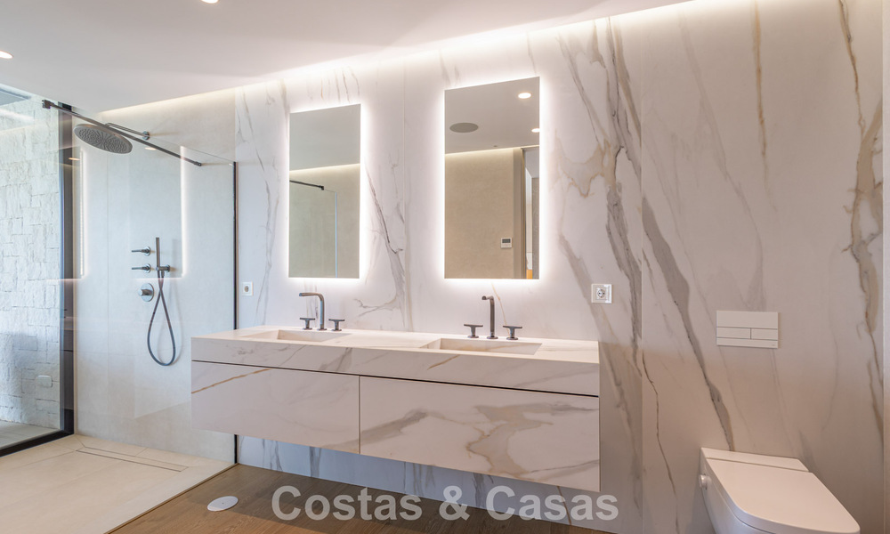Exclusiva villa de lujo contemporánea en primera línea de playa en venta en San Pedro, Marbella 803698