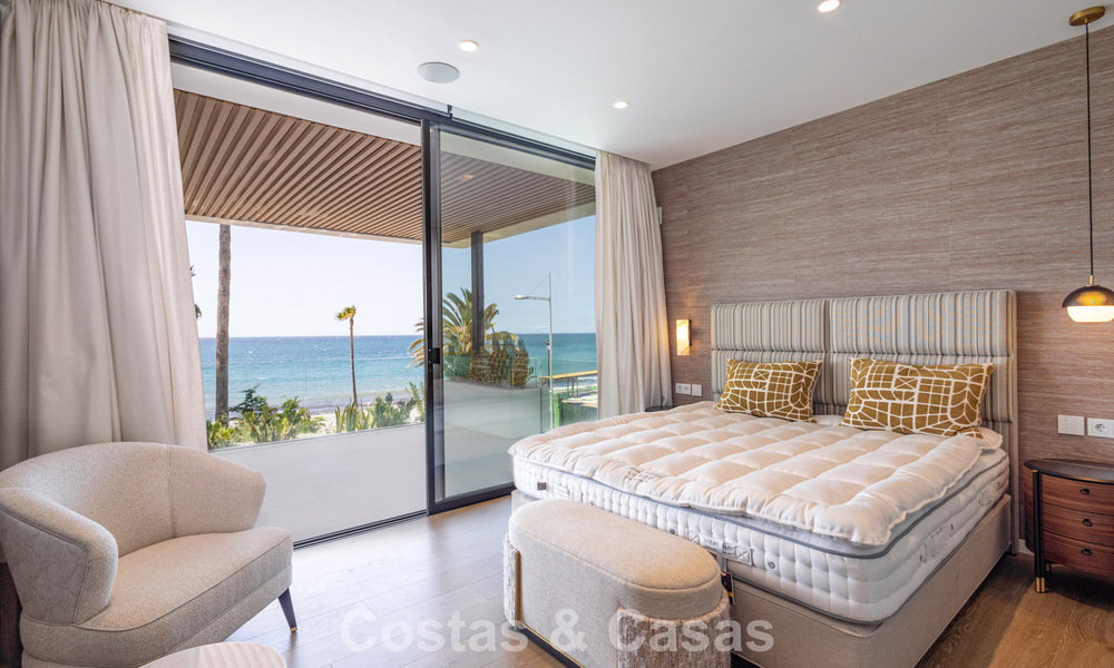 Exclusiva villa de lujo contemporánea en primera línea de playa en venta en San Pedro, Marbella 803699