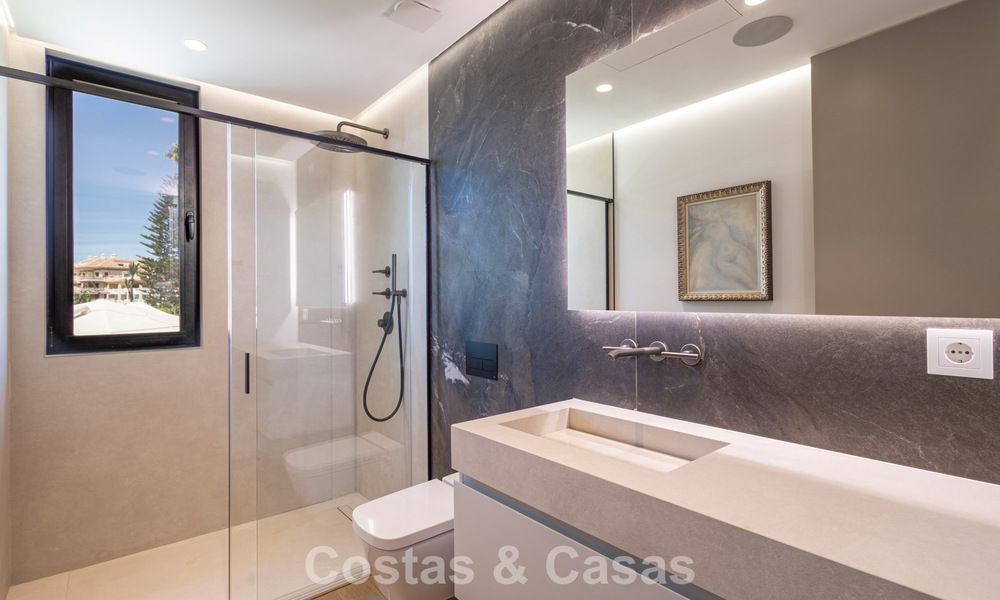 Exclusiva villa de lujo contemporánea en primera línea de playa en venta en San Pedro, Marbella 803700