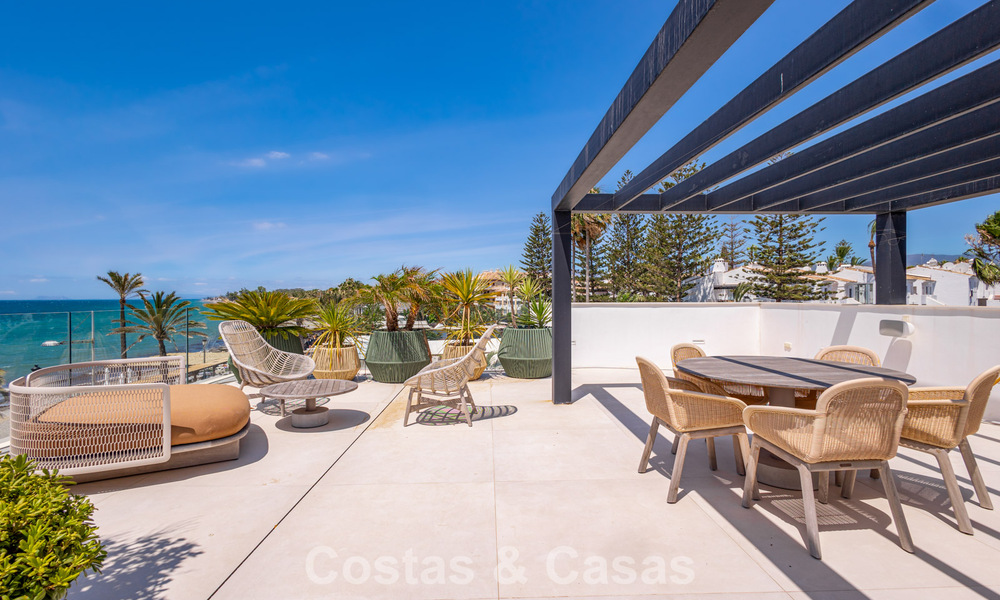 Exclusiva villa de lujo contemporánea en primera línea de playa en venta en San Pedro, Marbella 803702