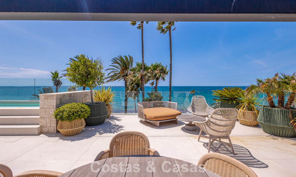 Exclusiva villa de lujo contemporánea en primera línea de playa en venta en San Pedro, Marbella 803703