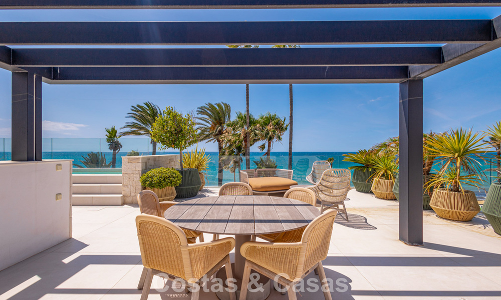 Exclusiva villa de lujo contemporánea en primera línea de playa en venta en San Pedro, Marbella 803704