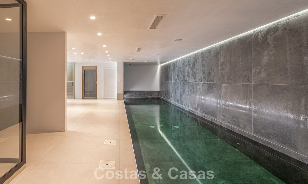 Exclusiva villa de lujo contemporánea en primera línea de playa en venta en San Pedro, Marbella 803705