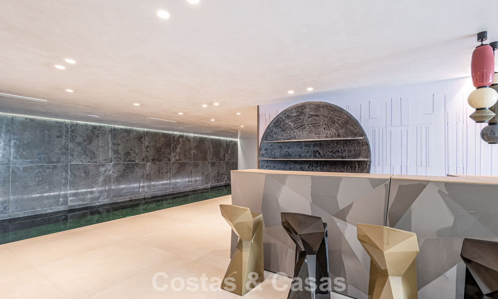 Exclusiva villa de lujo contemporánea en primera línea de playa en venta en San Pedro, Marbella 803707