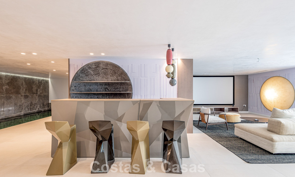 Exclusiva villa de lujo contemporánea en primera línea de playa en venta en San Pedro, Marbella 803708