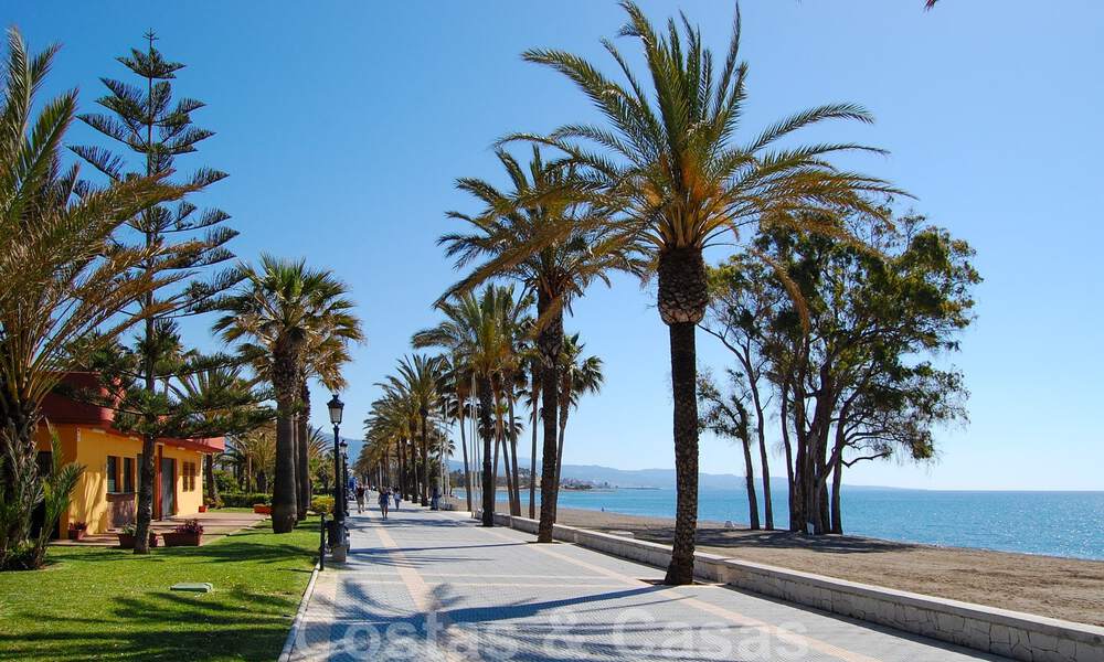Exclusiva villa de lujo contemporánea en primera línea de playa en venta en San Pedro, Marbella 803769