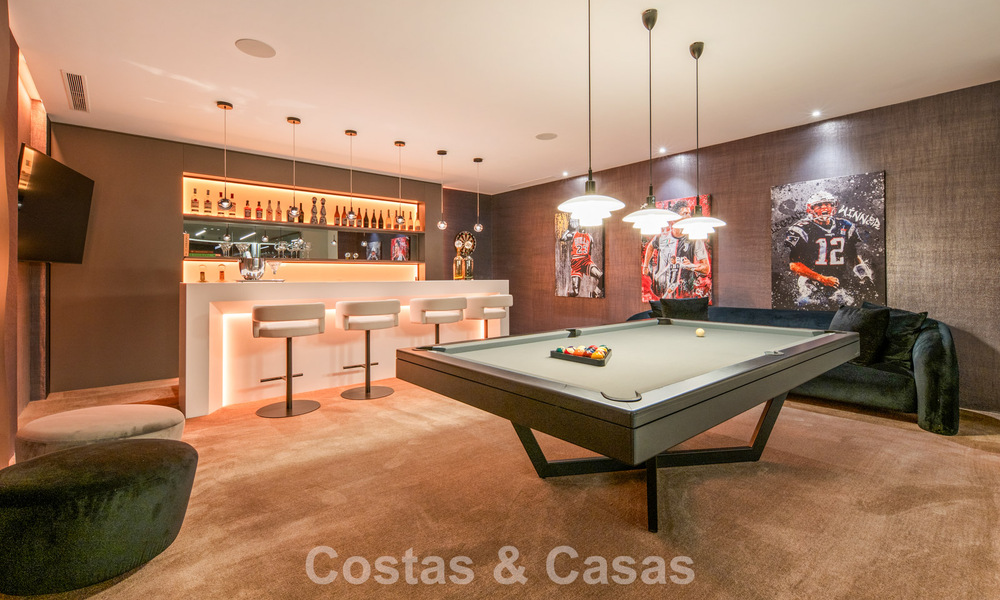 Villa de lujo de primera clase con vistas al mar en venta en una urbanización privada de La Quinta, Marbella - Benahavís 803716