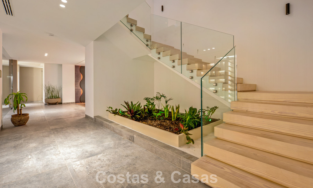 Villa de lujo de primera clase con vistas al mar en venta en una urbanización privada de La Quinta, Marbella - Benahavís 803719