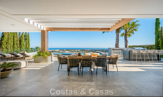 Villa de lujo de primera clase con vistas al mar en venta en una urbanización privada de La Quinta, Marbella - Benahavís 803722 