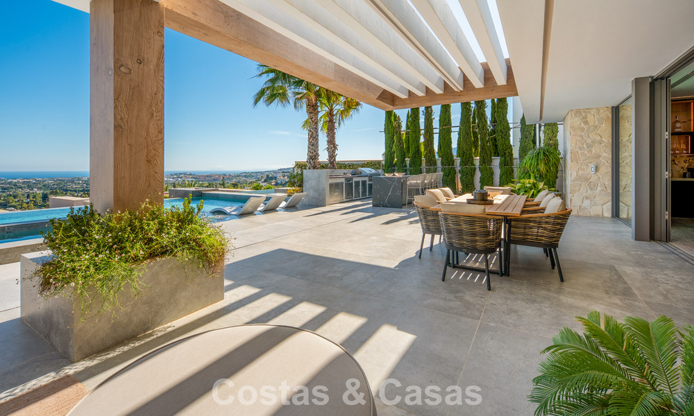 Villa de lujo de primera clase con vistas al mar en venta en una urbanización privada de La Quinta, Marbella - Benahavís 803725