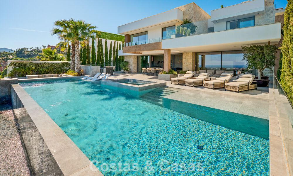 Villa de lujo de primera clase con vistas al mar en venta en una urbanización privada de La Quinta, Marbella - Benahavís 803727