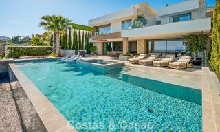 Villa de lujo de primera clase con vistas al mar en venta en una urbanización privada de La Quinta, Marbella - Benahavís 803727 