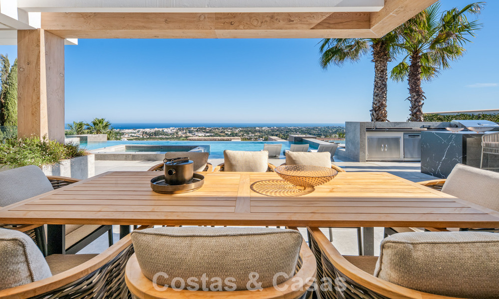 Villa de lujo de primera clase con vistas al mar en venta en una urbanización privada de La Quinta, Marbella - Benahavís 803730