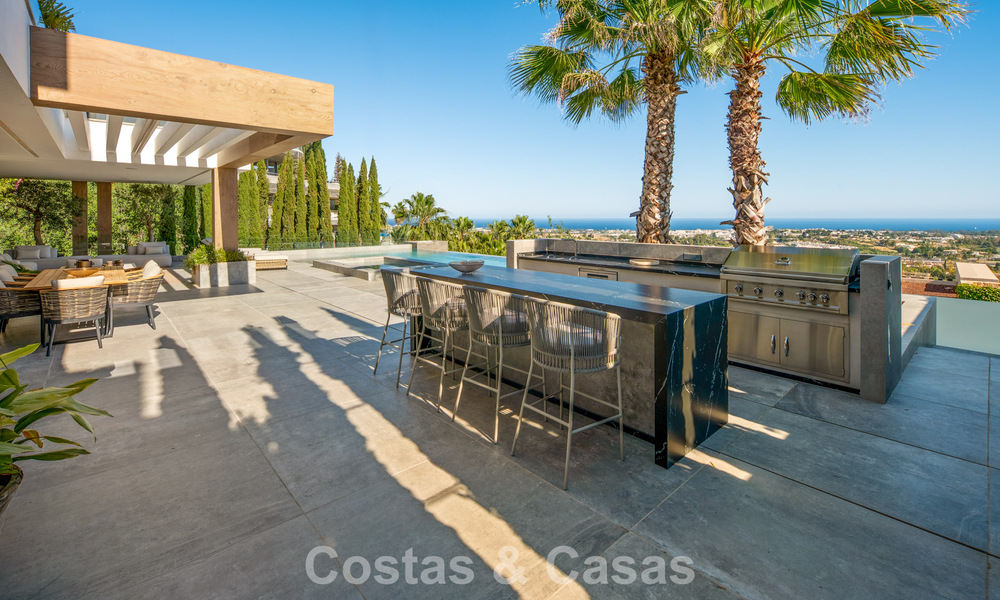 Villa de lujo de primera clase con vistas al mar en venta en una urbanización privada de La Quinta, Marbella - Benahavís 803731