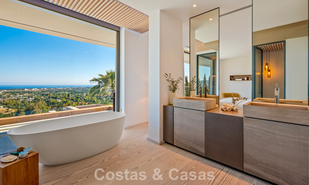 Villa de lujo de primera clase con vistas al mar en venta en una urbanización privada de La Quinta, Marbella - Benahavís 803739