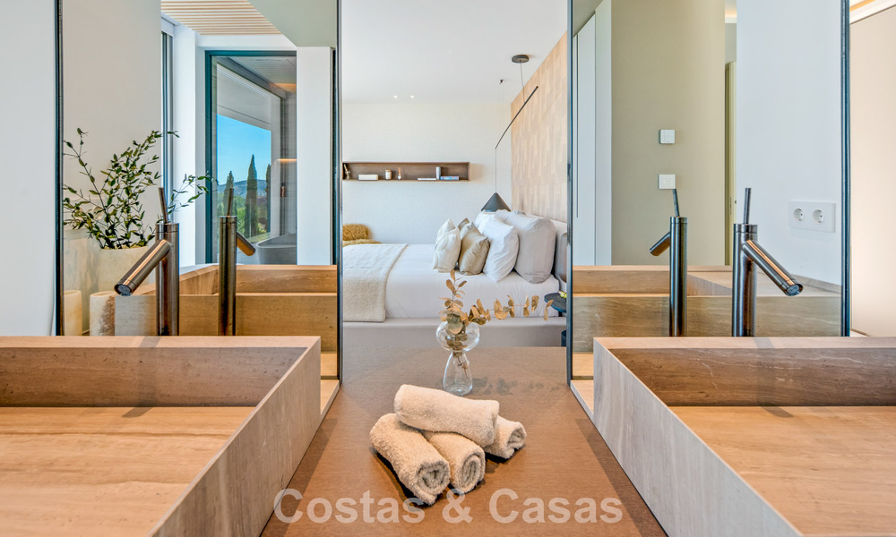 Villa de lujo de primera clase con vistas al mar en venta en una urbanización privada de La Quinta, Marbella - Benahavís 803740
