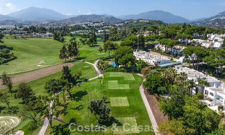 Casa de estilo andaluz modero en venta en una urbanización cerrada en primera línea de Aloha Golf, Nueva Andalucía, Marbella 803751