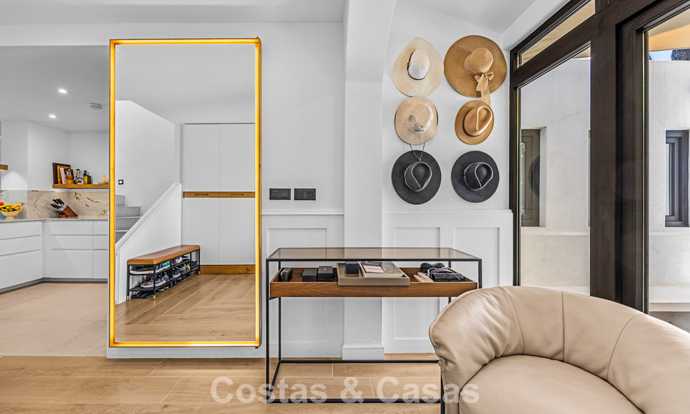 Casa de estilo andaluz modero en venta en una urbanización cerrada en primera línea de Aloha Golf, Nueva Andalucía, Marbella 803753