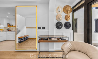 Casa de estilo andaluz modero en venta en una urbanización cerrada en primera línea de Aloha Golf, Nueva Andalucía, Marbella 803753 