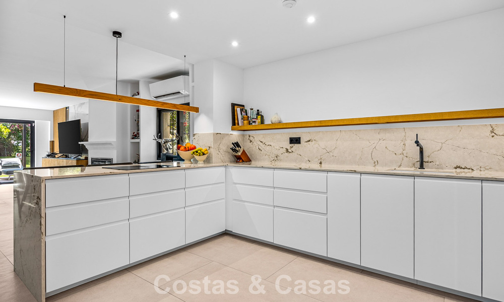 Casa de estilo andaluz modero en venta en una urbanización cerrada en primera línea de Aloha Golf, Nueva Andalucía, Marbella 803754