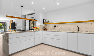 Casa de estilo andaluz modero en venta en una urbanización cerrada en primera línea de Aloha Golf, Nueva Andalucía, Marbella 803754 