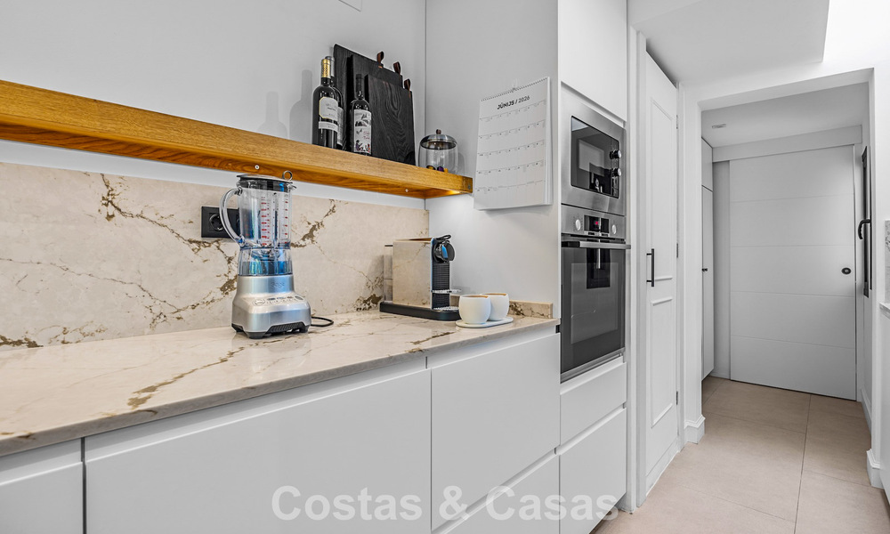 Casa de estilo andaluz modero en venta en una urbanización cerrada en primera línea de Aloha Golf, Nueva Andalucía, Marbella 803755
