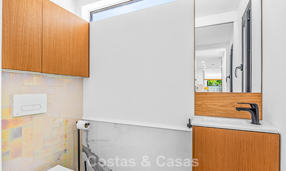 Casa de estilo andaluz modero en venta en una urbanización cerrada en primera línea de Aloha Golf, Nueva Andalucía, Marbella 803757