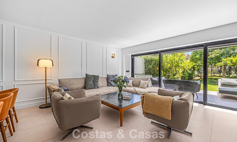Casa de estilo andaluz modero en venta en una urbanización cerrada en primera línea de Aloha Golf, Nueva Andalucía, Marbella 803758