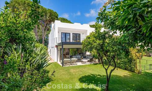 Casa de estilo andaluz en venta en una urbanización cerrada en primera línea de Aloha Golf, Nueva Andalucía, Marbella 803760