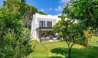 Casa de estilo andaluz modero en venta en una urbanización cerrada en primera línea de Aloha Golf, Nueva Andalucía, Marbella 803760 