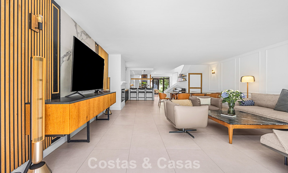Casa de estilo andaluz modero en venta en una urbanización cerrada en primera línea de Aloha Golf, Nueva Andalucía, Marbella 803761