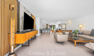 Casa de estilo andaluz modero en venta en una urbanización cerrada en primera línea de Aloha Golf, Nueva Andalucía, Marbella 803761 