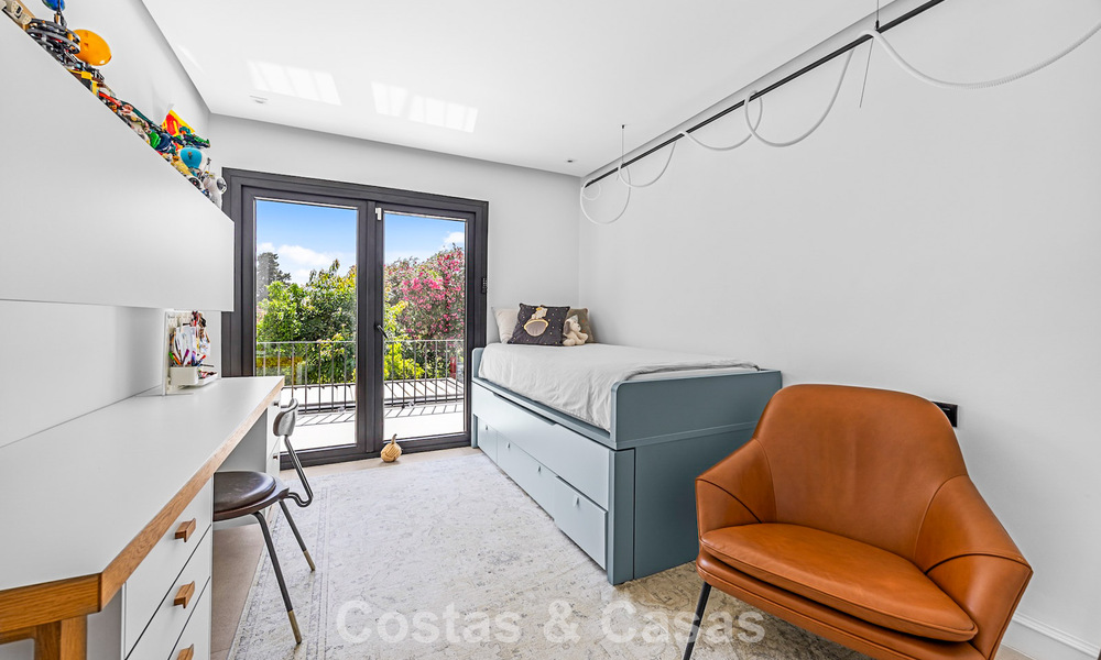 Casa de estilo andaluz modero en venta en una urbanización cerrada en primera línea de Aloha Golf, Nueva Andalucía, Marbella 803762