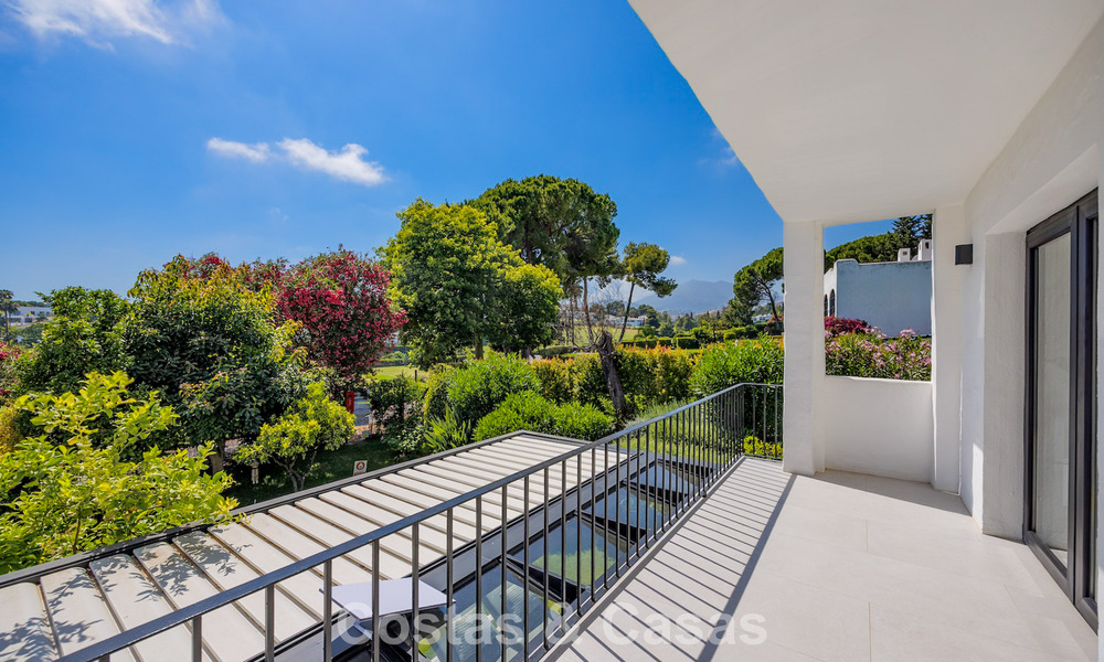 Casa de estilo andaluz modero en venta en una urbanización cerrada en primera línea de Aloha Golf, Nueva Andalucía, Marbella 803763