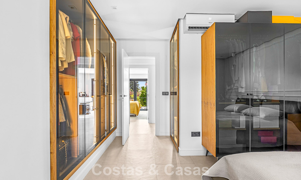 Casa de estilo andaluz modero en venta en una urbanización cerrada en primera línea de Aloha Golf, Nueva Andalucía, Marbella 803764