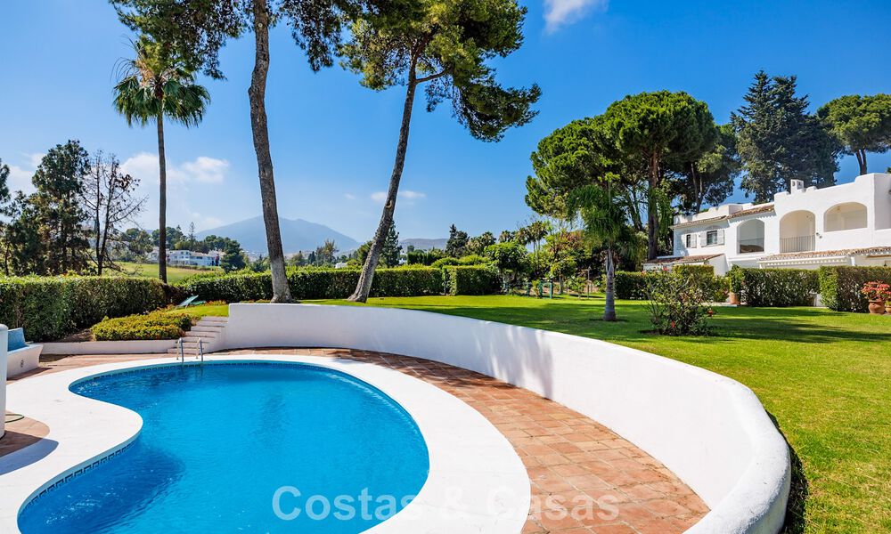 Casa de estilo andaluz modero en venta en una urbanización cerrada en primera línea de Aloha Golf, Nueva Andalucía, Marbella 803766
