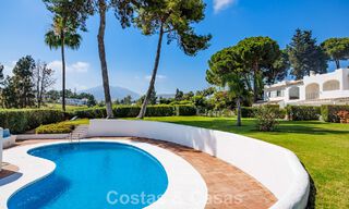 Casa de estilo andaluz modero en venta en una urbanización cerrada en primera línea de Aloha Golf, Nueva Andalucía, Marbella 803766 