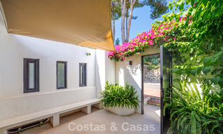 Casa de estilo andaluz modero en venta en una urbanización cerrada en primera línea de Aloha Golf, Nueva Andalucía, Marbella 803767 