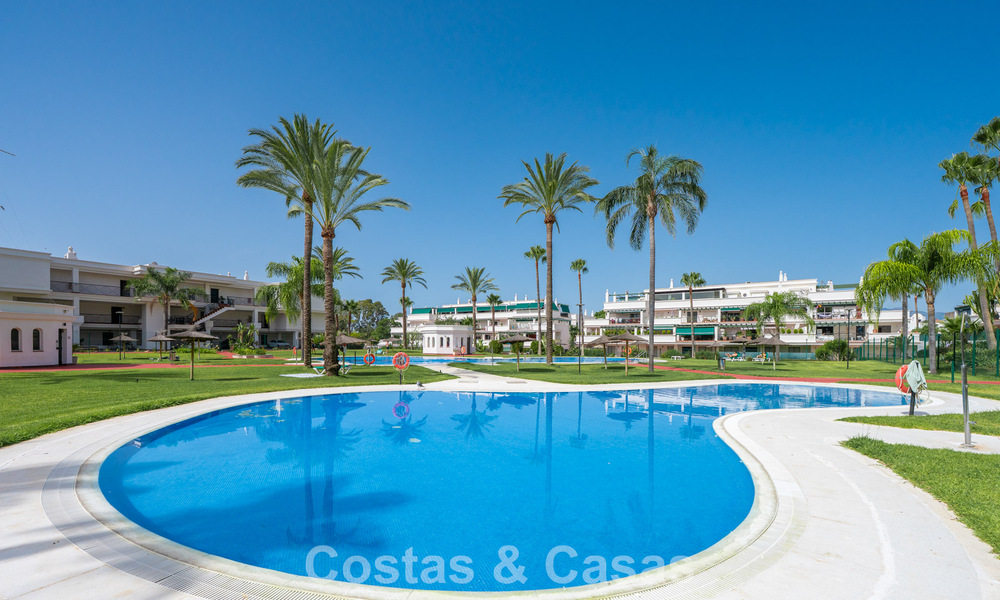 Amplio apartamento en venta a poca distancia de la playa y Puerto Banús, Marbella 803935