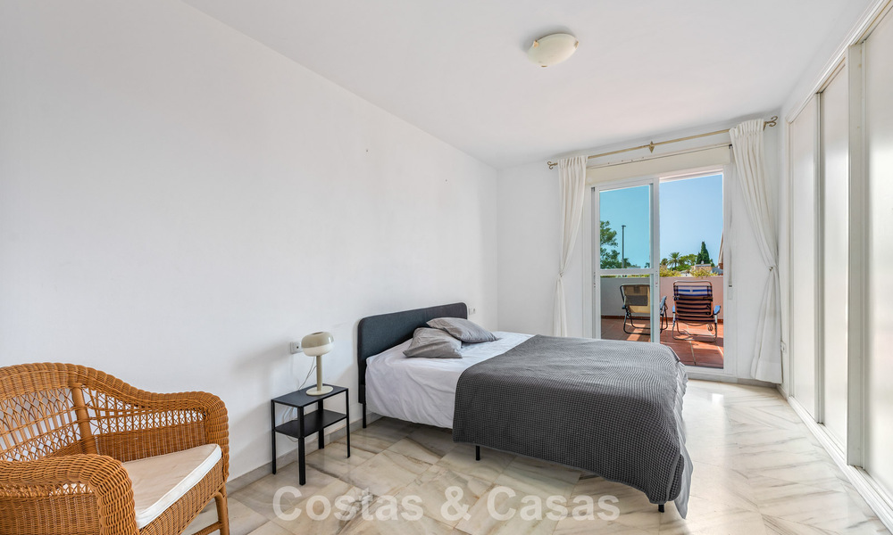 Amplio apartamento en venta a poca distancia de la playa y Puerto Banús, Marbella 803941