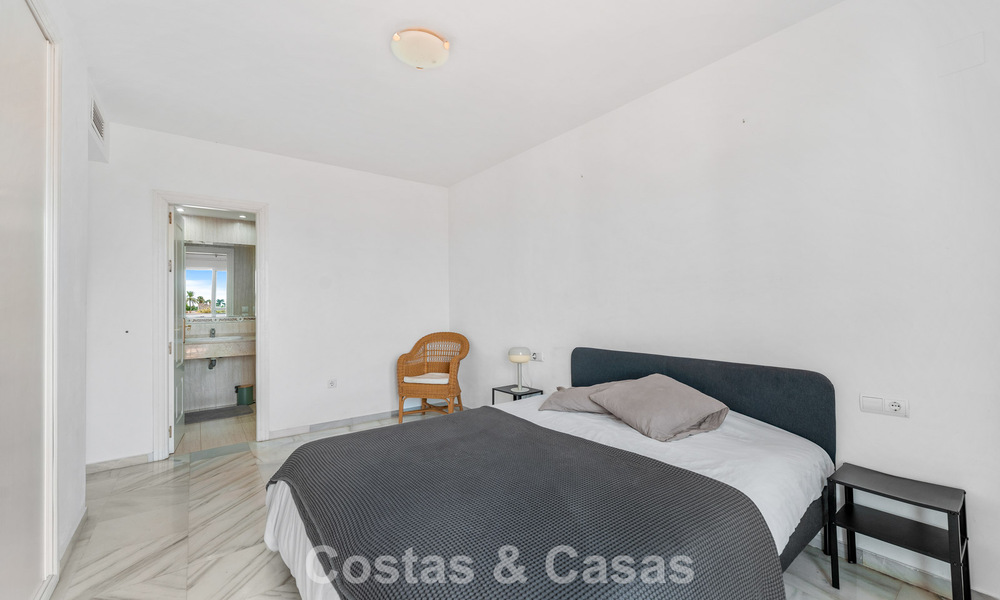 Amplio apartamento en venta a poca distancia de la playa y Puerto Banús, Marbella 803942
