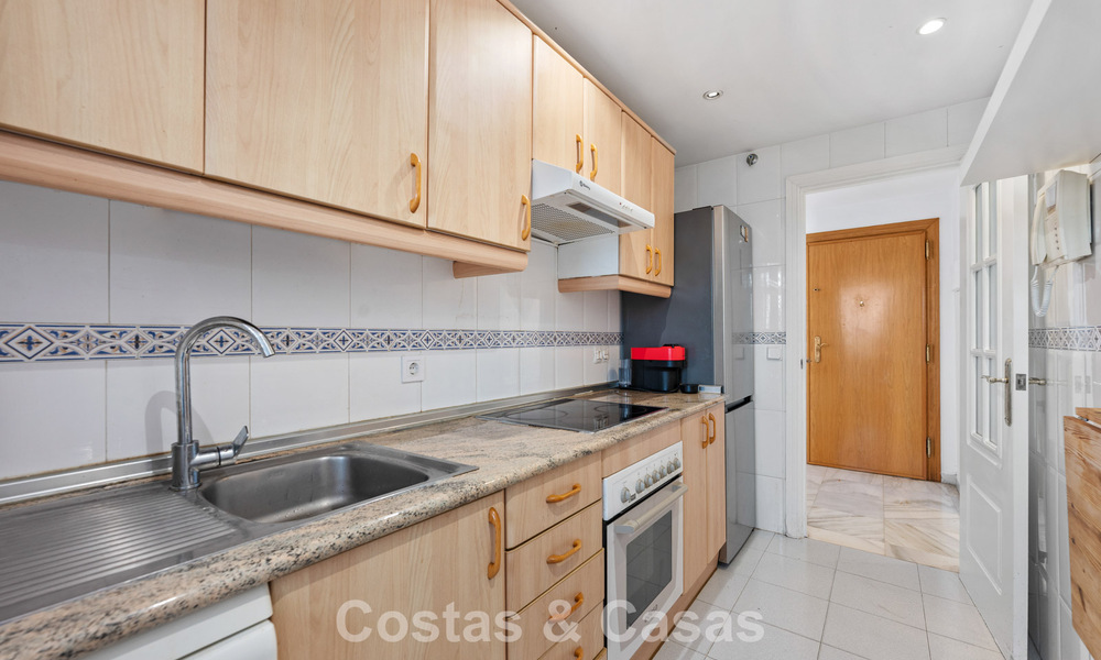 Amplio apartamento en venta a poca distancia de la playa y Puerto Banús, Marbella 803944