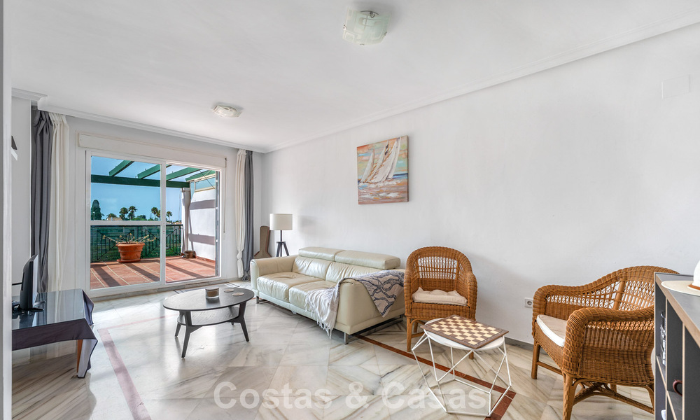Amplio apartamento en venta a poca distancia de la playa y Puerto Banús, Marbella 803945