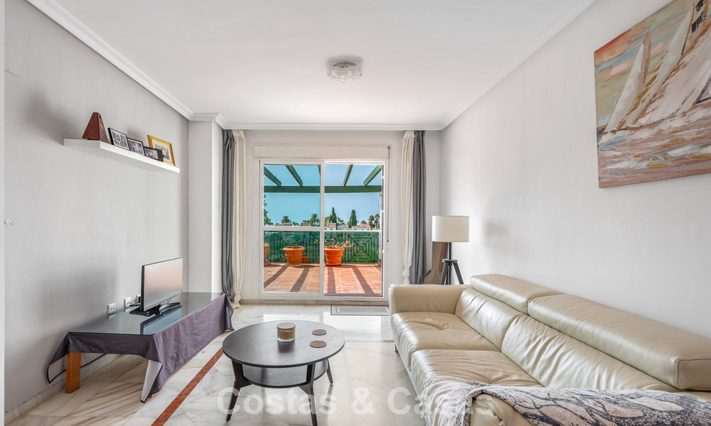 Amplio apartamento en venta a poca distancia de la playa y Puerto Banús, Marbella 803946