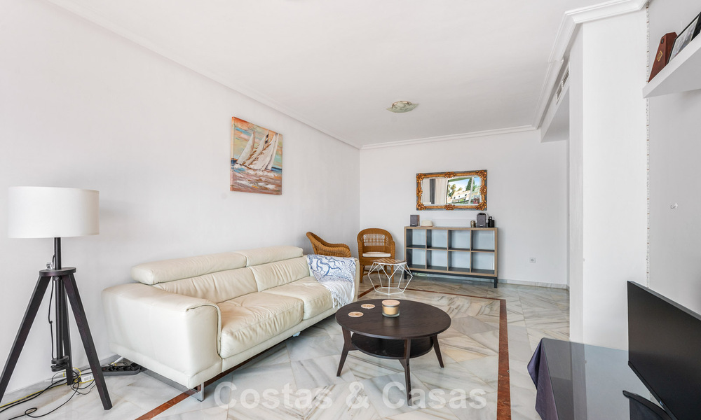 Amplio apartamento en venta a poca distancia de la playa y Puerto Banús, Marbella 803948