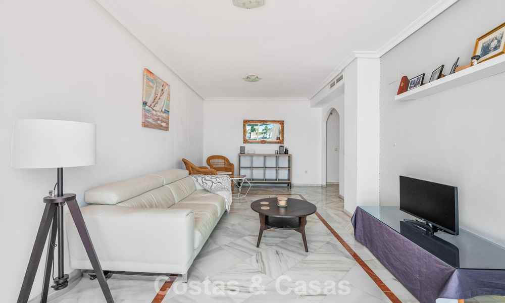 Amplio apartamento en venta a poca distancia de la playa y Puerto Banús, Marbella 803949