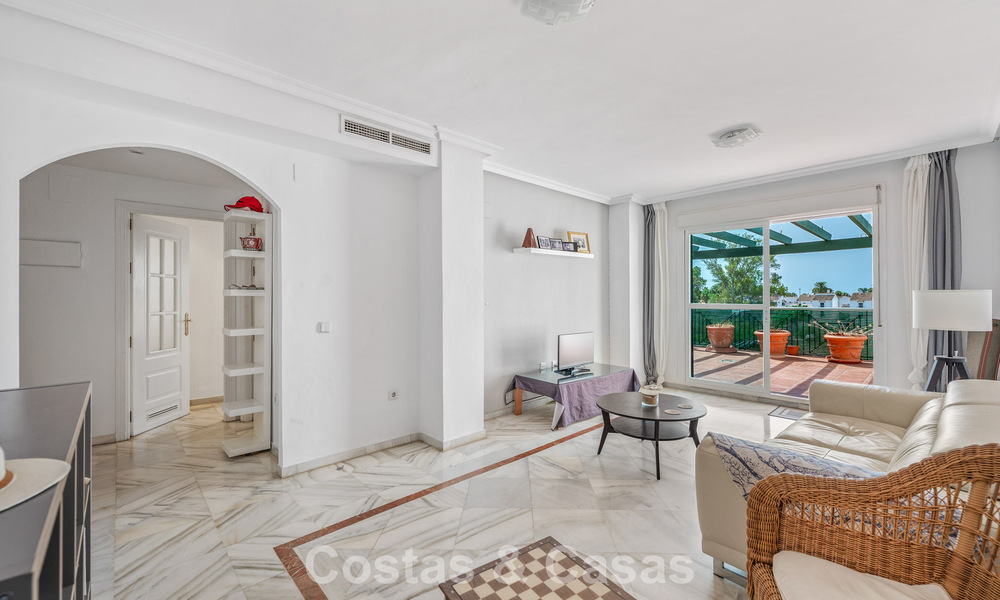 Amplio apartamento en venta a poca distancia de la playa y Puerto Banús, Marbella 803950