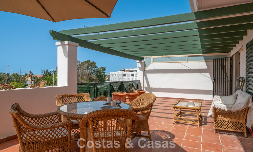 Amplio apartamento en venta a poca distancia de la playa y Puerto Banús, Marbella 803955